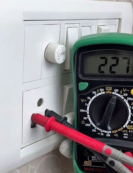 Measuring the AC mains voltage